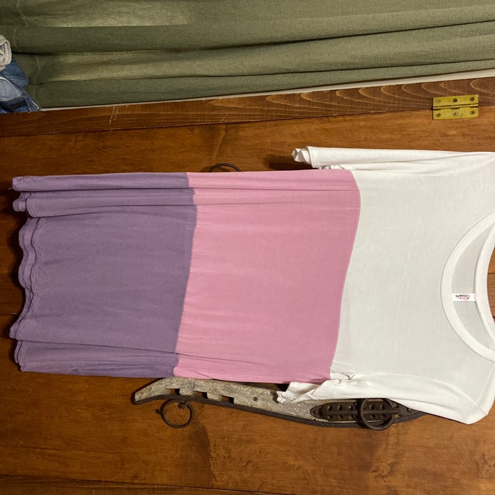 Pullover top. Can be worn with leggings. Non smoking home